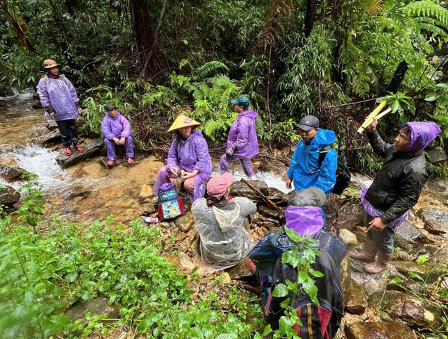 Dắt xe máy qua đoạn đường ngập, cả gia đình 3 người bị nước cuốn trôi ảnh 3