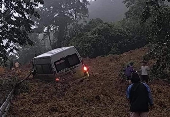 Từ vụ lở đất vùi lấp xe khách ở Hà Giang: Nguy cơ sạt lở đất ở nhiều nơi, làm sao tránh? ảnh 1