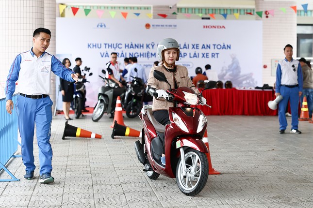 Honda Việt Nam phát động Trao tặng mũ bảo hiểm cho học sinh lớp 1 miền Trung năm học 2024–2025 ảnh 5