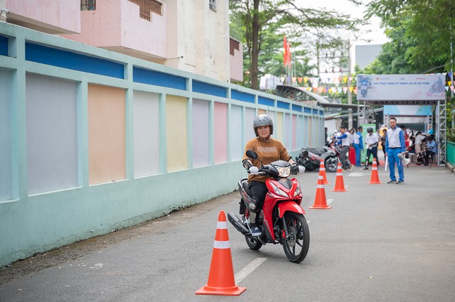 Honda Việt Nam trao tặng mũ bảo hiểm cho học sinh lớp Một phía Nam năm học 2024–2025 ảnh 7