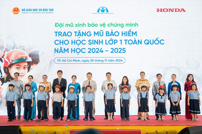 Honda Việt Nam trao tặng mũ bảo hiểm cho học sinh lớp Một phía Nam năm học 2024–2025 ảnh 1