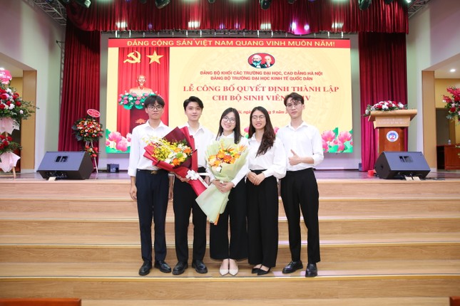 Nữ Bí thư Chi bộ Sinh viên Trường Đại học Kinh tế Quốc dân gương mẫu, phát huy sức trẻ trong Tháng Thanh niên ảnh 5