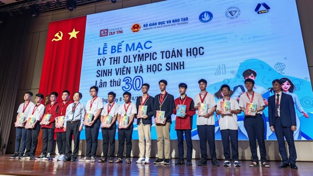 Nghị lực phi thường: Mồ côi cha từ nhỏ, cặp song sinh vượt khó đoạt nhiều HCV toán học ảnh 3