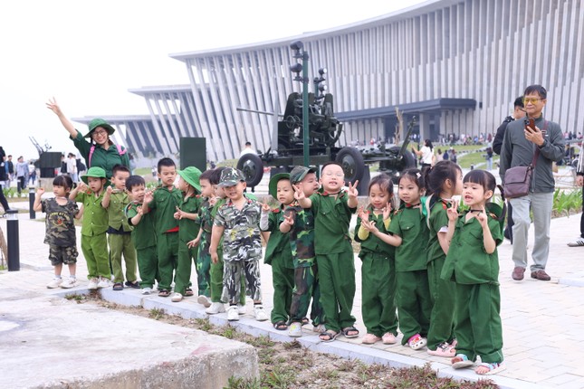 Ngày đầu mở cửa trở lại, Bảo tàng Lịch sử Quân sự Việt Nam tiếp tục thu hút đông đảo khách tham quan ảnh 1