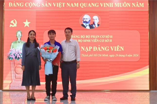 Phó Chủ tịch Hội Sinh viên FTU2 là sinh viên xuất sắc, cống hiến sức trẻ cho công tác cộng đồng ảnh 6