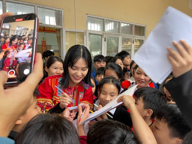 Hoa hậu Nông Thúy Hằng mang Tết sớm đến với người dân vùng cao, xúc động vì điều đặc biệt này ảnh 1