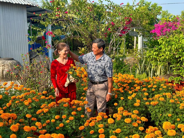 ‘Tan chảy’ bộ ảnh chụp cha mẹ đón Tết tại vườn hoa nhà trồng của chàng trai 9X ảnh 4