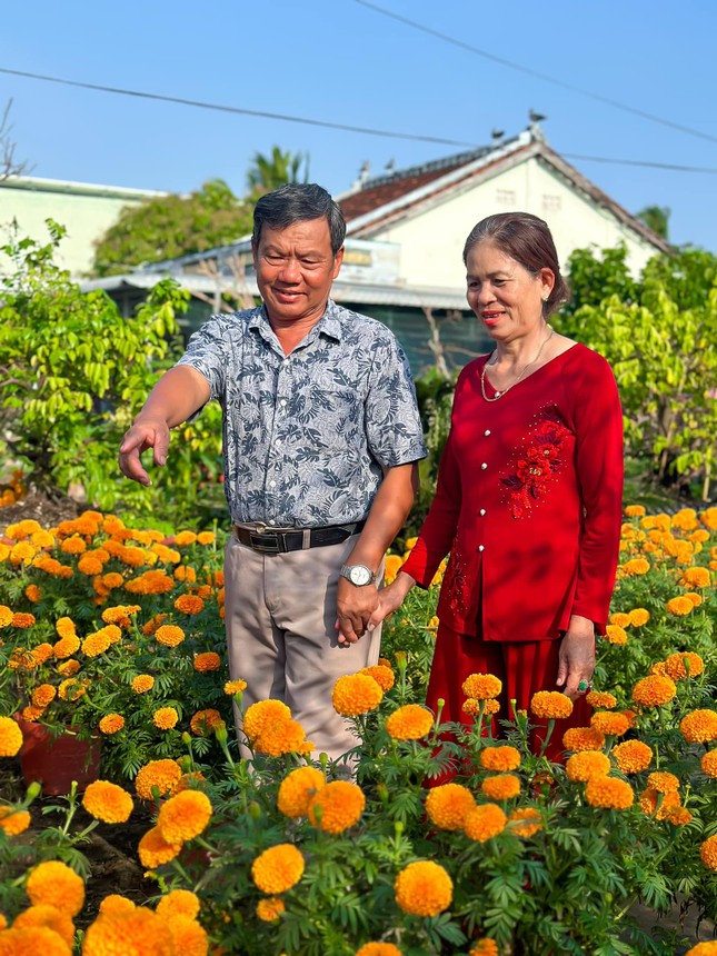 ‘Tan chảy’ bộ ảnh chụp cha mẹ đón Tết tại vườn hoa nhà trồng của chàng trai 9X ảnh 6