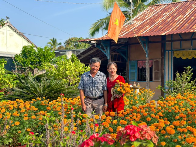 ‘Tan chảy’ bộ ảnh chụp cha mẹ đón Tết tại vườn hoa nhà trồng của chàng trai 9X ảnh 8