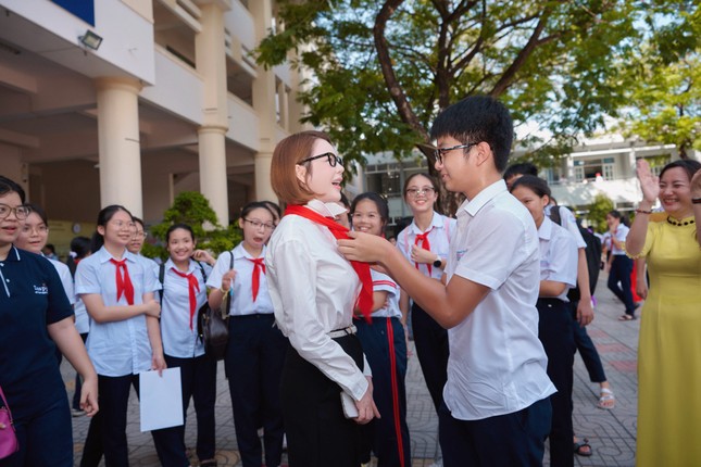 Không còn hình ảnh quyến rũ như mọi khi, Lý Nhã Kỳ diện đơn giản tặng học bổng cho trường cũ nhân dịp Hè về ảnh 5