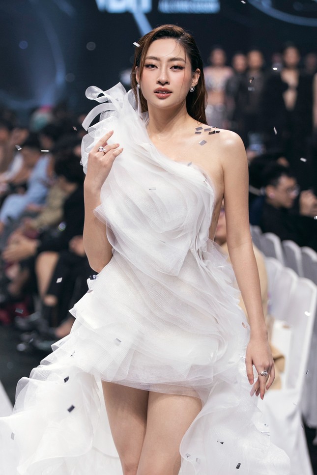 ‘Mỹ nhân đẹp nhất thế giới’ lần đầu tiên catwalk trên sàn diễn thời trang Việt cùng dàn Hoa hậu đình đám ảnh 9