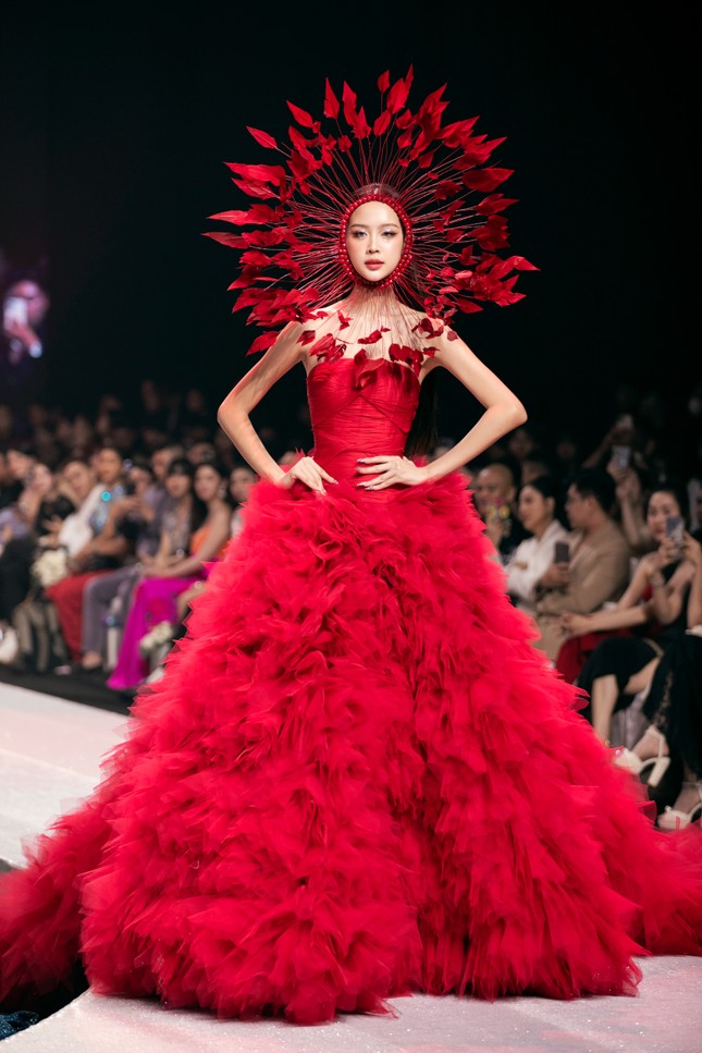 ‘Mỹ nhân đẹp nhất thế giới’ lần đầu tiên catwalk trên sàn diễn thời trang Việt cùng dàn Hoa hậu đình đám ảnh 6