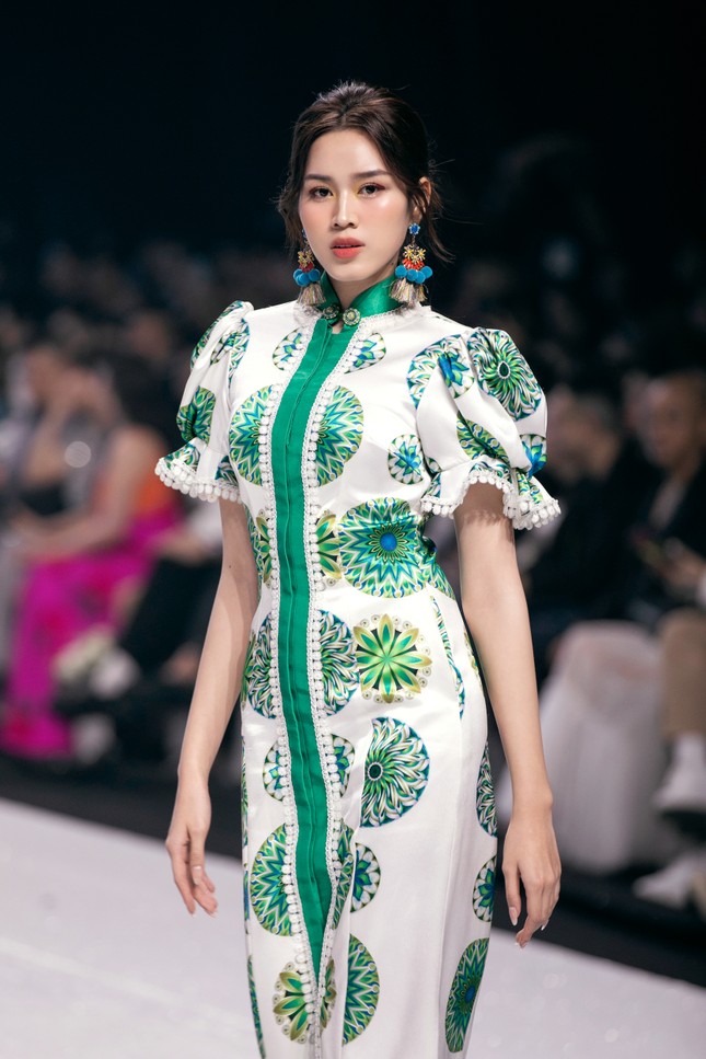 ‘Mỹ nhân đẹp nhất thế giới’ lần đầu tiên catwalk trên sàn diễn thời trang Việt cùng dàn Hoa hậu đình đám ảnh 2