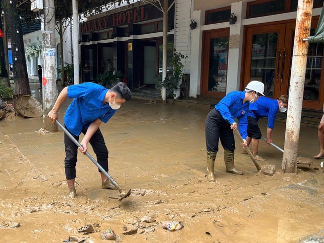 Giới trẻ chung tay góp sức hỗ trợ đồng bào khắc phục thiệt hại do bão, lũ ảnh 8