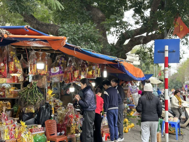 Bất ngờ cảnh trái ngược giữa chợ và siêu thị ngày 30 Tết ảnh 1