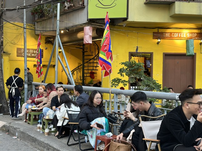 Quán cafe, hàng ăn ‘hốt bạc’ xuyên Tết ảnh 1