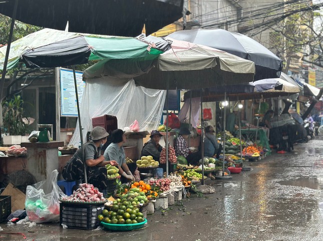 Hà Nội: Trời mưa không ngớt, thị trường rằm tháng Giêng đìu hiu ảnh 3