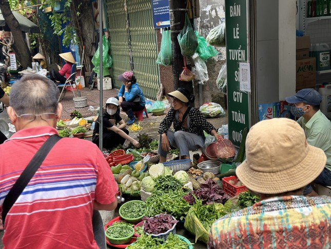 Rau xanh chợ dân sinh Hà Nội tăng giá gấp 2 lần ảnh 1