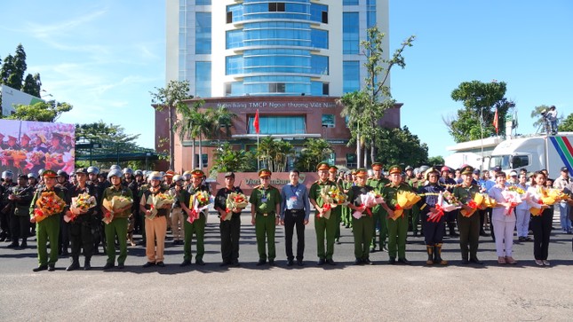 Công an Bình Thuận diễn tập bắt nhóm cướp ngân hàng, giải cứu con tin ảnh 17