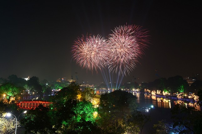 Hà Nội bắn pháo hoa tại 30 điểm dịp kỷ niệm 70 năm Giải phóng Thủ đô ảnh 1
