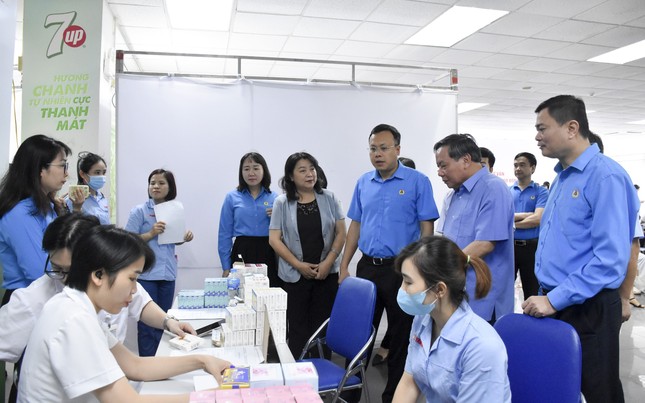 Hàng trăm nữ công nhân ở Hà Nội được khám sàng lọc ung thư ảnh 1