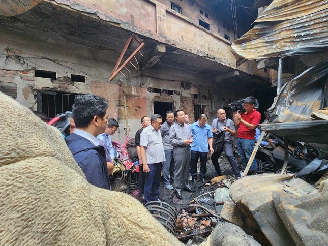 Vụ cháy nhà trọ ở Trung Kính: Phá cửa sổ giải cứu 7 người mắc kẹt ảnh 1