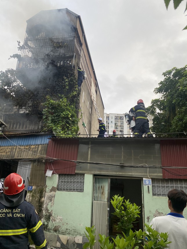 Vụ cháy ở Hà Nội: Người đàn ông mặc sơ mi trắng 'cứu người xong rồi đi làm luôn'- Ảnh 9.