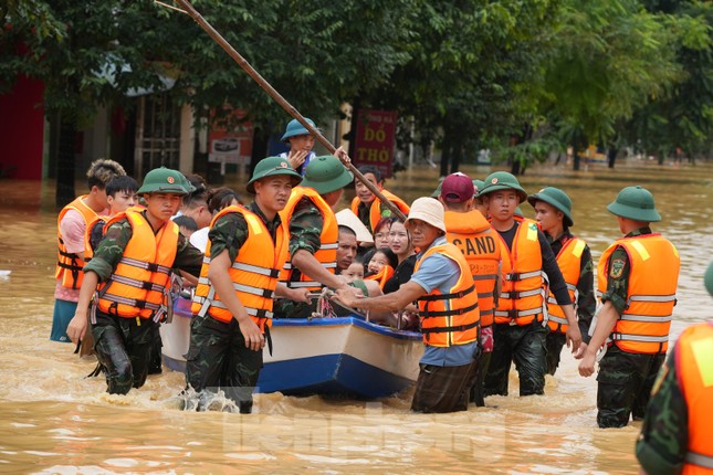 Nước lũ sông Cầu rút, đò Chùa Hương lên chi viện cho Yên Bái ảnh 1