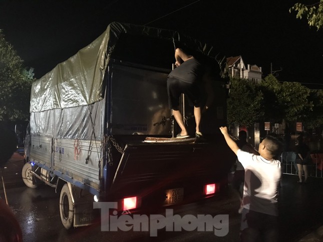 Nước lũ sông Cầu rút, đò Chùa Hương lên chi viện cho Yên Bái ảnh 2