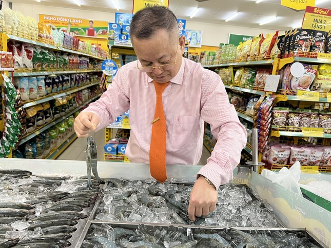 Doanh nghiệp Việt xuất khẩu tôm hàng đầu nhưng khó bán trong nước ảnh 1