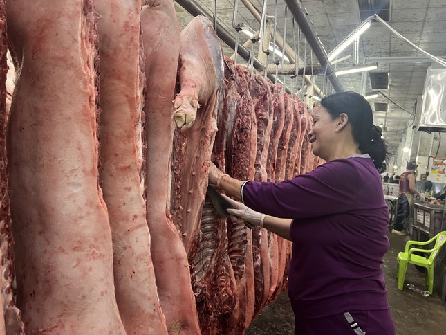 Giá thịt lợn hơi tăng cao, vì sao doanh nghiệp lo lắng? ảnh 2
