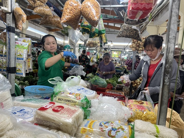 TPHCM: Rau xanh tăng giá, thủy hải sản 'đứt' hàng ảnh 3