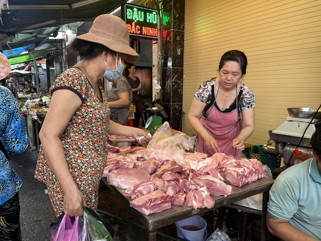 TPHCM: Rau xanh tăng giá, thủy hải sản 'đứt' hàng ảnh 2