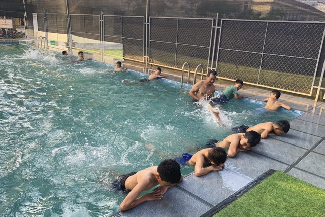 Lớp dạy bơi miễn phí cho học sinh khó khăn Hà Tĩnh ảnh 3