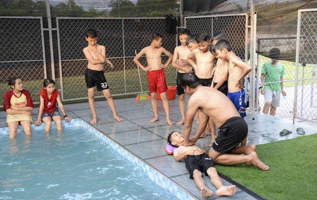 Lớp dạy bơi miễn phí cho học sinh khó khăn Hà Tĩnh ảnh 6