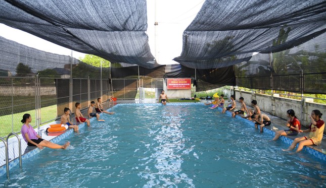 Lớp dạy bơi miễn phí cho học sinh khó khăn Hà Tĩnh ảnh 1