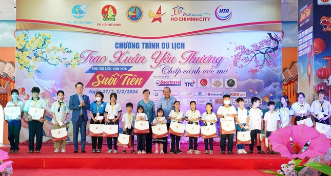 Trao xuân yêu thương cho 3.000 em nhỏ khó khăn ảnh 3