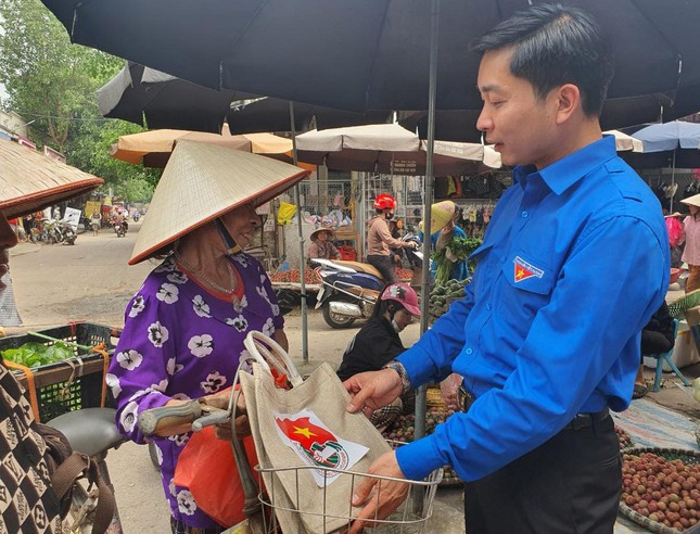 Tuổi trẻ Thái Nguyên triển khai 'Chợ dân sinh không dùng túi nilon' hưởng ứng Chiến dịch tình nguyện Hè 2024 ảnh 4
