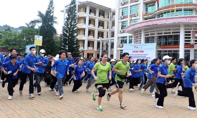 Thanh niên sải bước gây quỹ xây nhà văn hóa cộng đồng tặng đồng bào Giáy ảnh 2