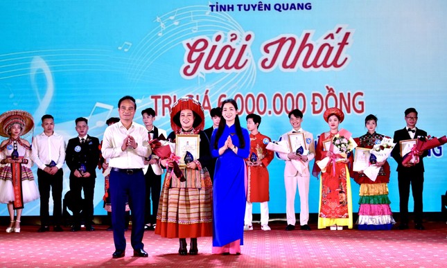 Cô gái xuất sắc nhất đêm chung kết Tiếng hát thanh niên ảnh 7