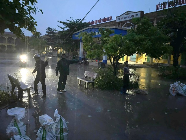 'Áo xanh' đi từng ngõ tuyên truyền ứng phó siêu bão YAGI, giúp thu hoạch nông sản ảnh 6