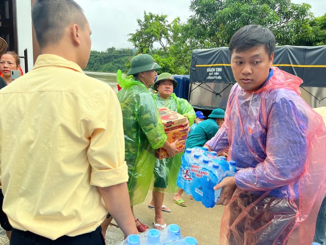 Hội Doanh nhân trẻ Việt Nam hỗ trợ 2,9 tỷ đồng cho người dân vùng bão lũ ảnh 2