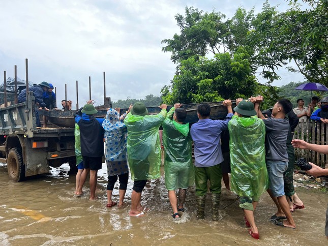 Hội Doanh nhân trẻ Việt Nam hỗ trợ 2,9 tỷ đồng cho người dân vùng bão lũ ảnh 3