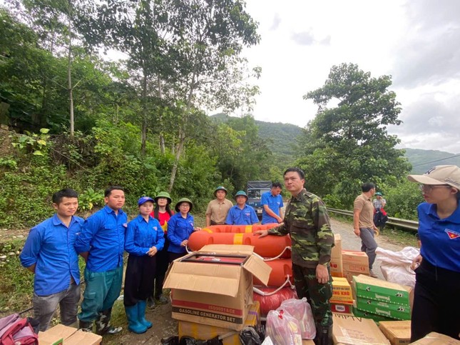 Cuốc bộ vượt núi 'cõng' nhu yếu phẩm đến vùng mưa lũ ảnh 2