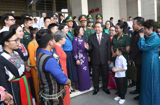 Chủ tịch Quốc hội Trần Thanh Mẫn gặp mặt tập thể, cá nhân nhận giải thưởng Vừ A Dính ảnh 1