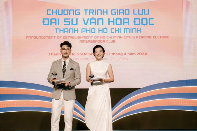 Nam MC cuộc thi Mr World Việt Nam có sắc vóc và thành tích thế nào mà gây sốt hơn cả thí sinh? ảnh 6