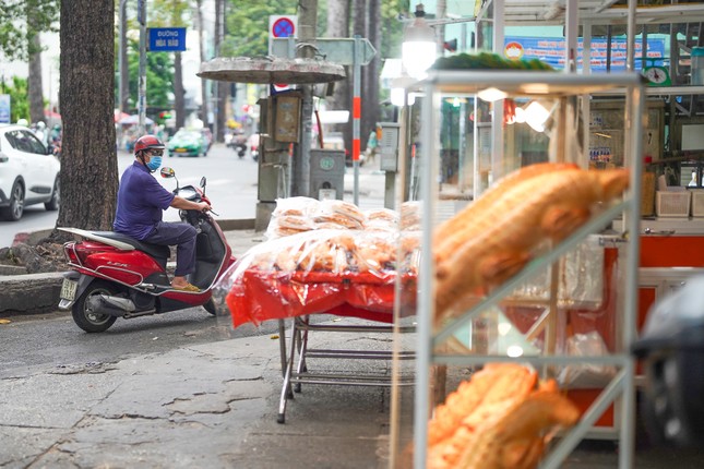 Bánh mì siêu to khổng lồ, hình thù kỳ quặc ở TPHCM - Ảnh 10.