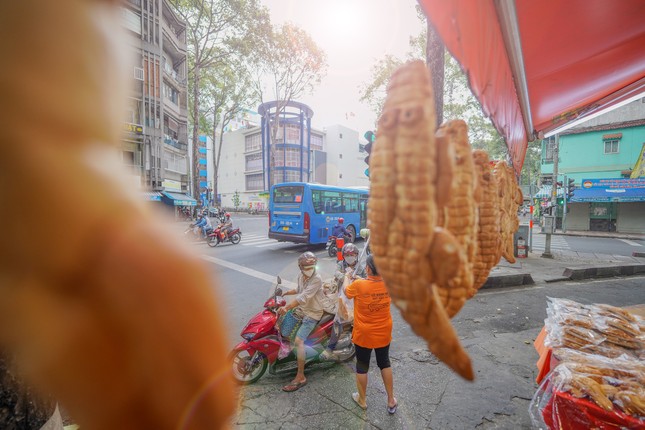 Bánh mì siêu to khổng lồ, hình thù kỳ quặc ở TPHCM - Ảnh 4.