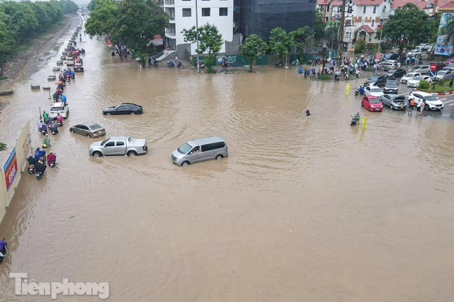 Những lưu ý khi lái ô tô vào mùa mưa lũ ảnh 1