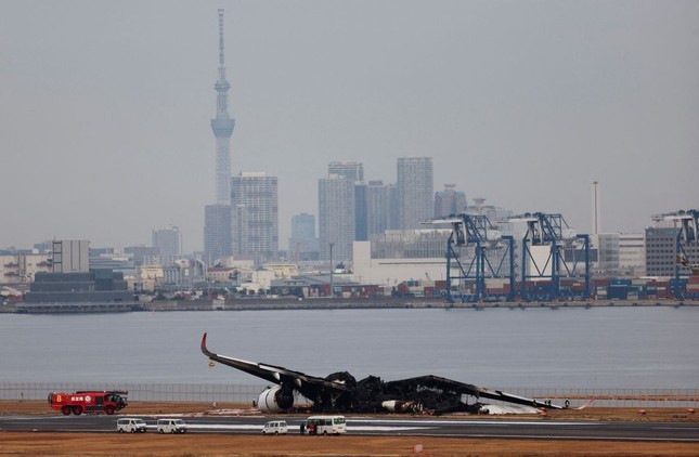 Hãng bay Nhật Bản công bố thiệt hại vụ cháy kinh hoàng ảnh 1